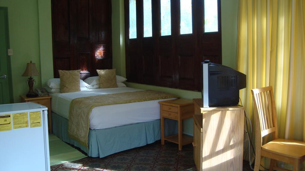 Heritage Inn Trinidad Belmont Extérieur photo